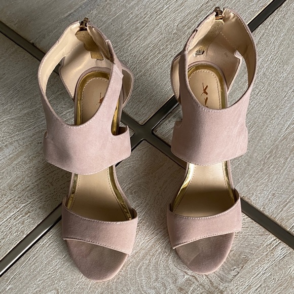 Beige Suede Mid High Heel with Zipper Detail. Size 7. EUC - Picture 5 of 7